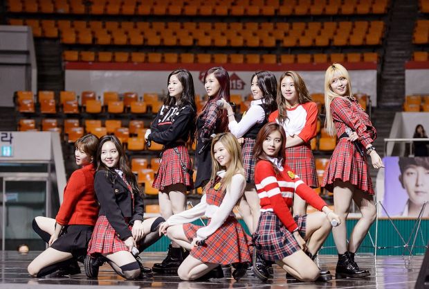 Twice_performing_at_SAC_2016_02.jpg
